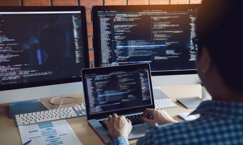 数据科学选型:R与Python如何赋能新龙县网站建设?